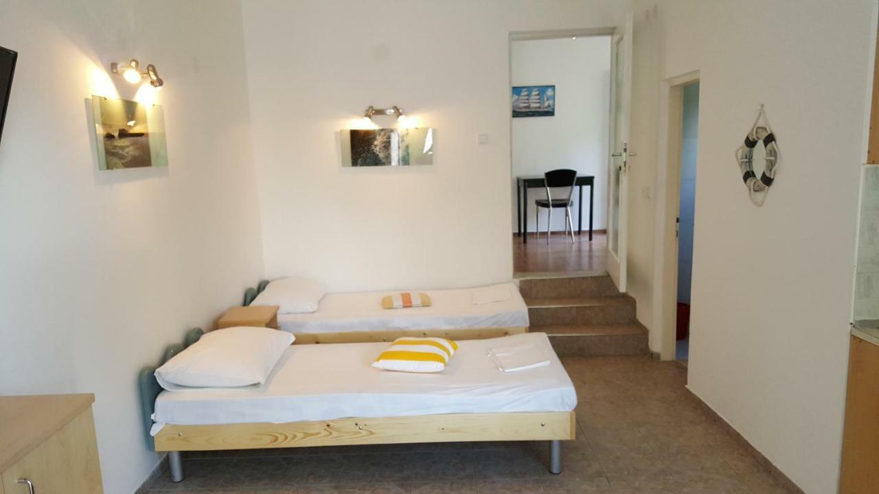 Apartment Viktor Сали Екстериор снимка