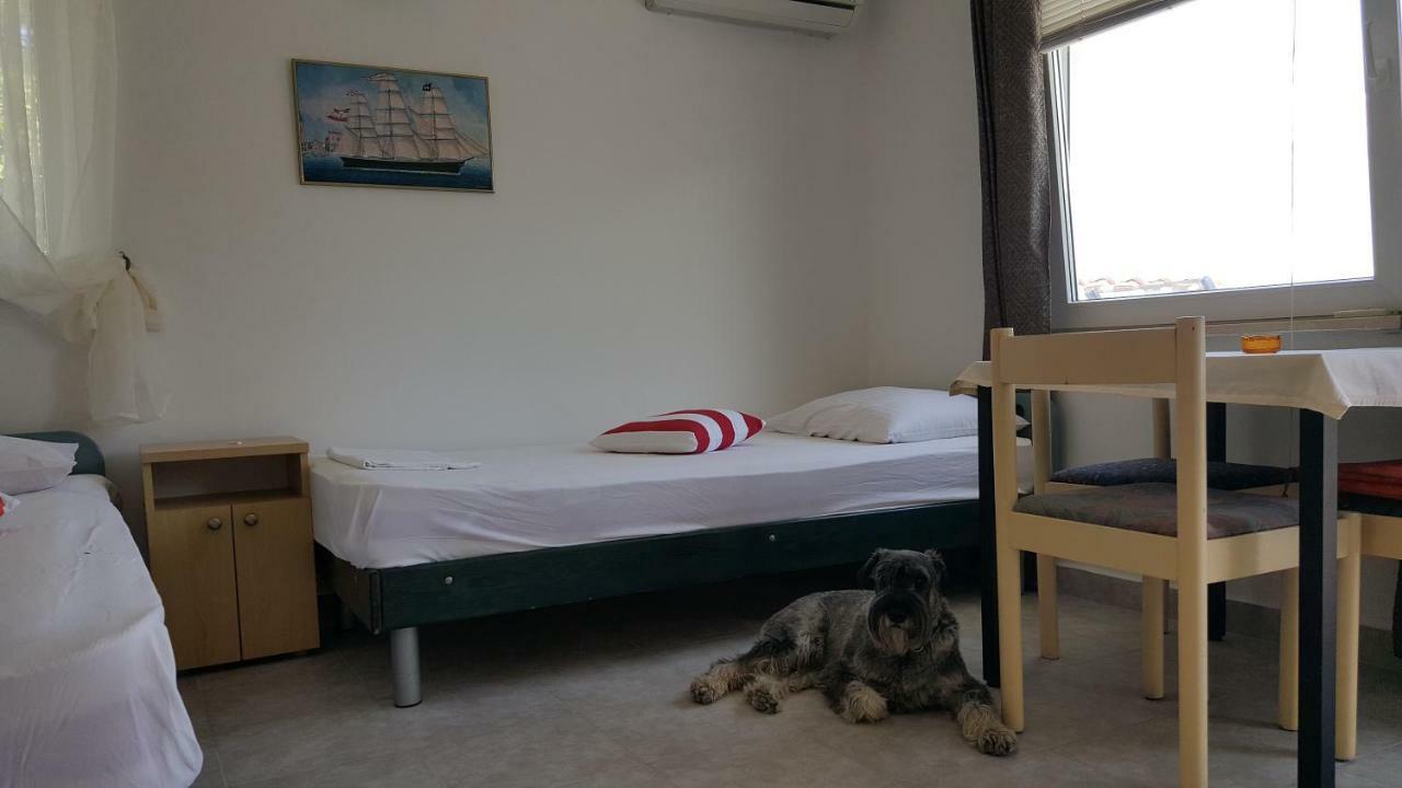 Apartment Viktor Сали Екстериор снимка