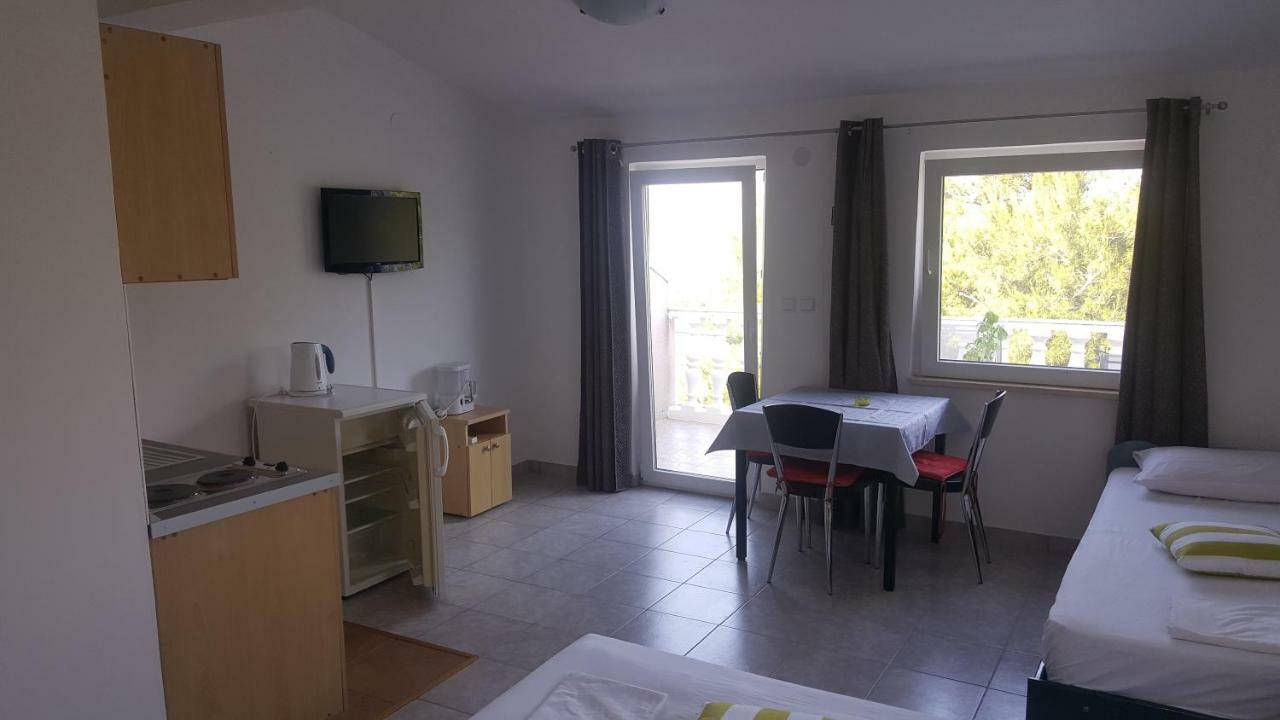 Apartment Viktor Сали Екстериор снимка